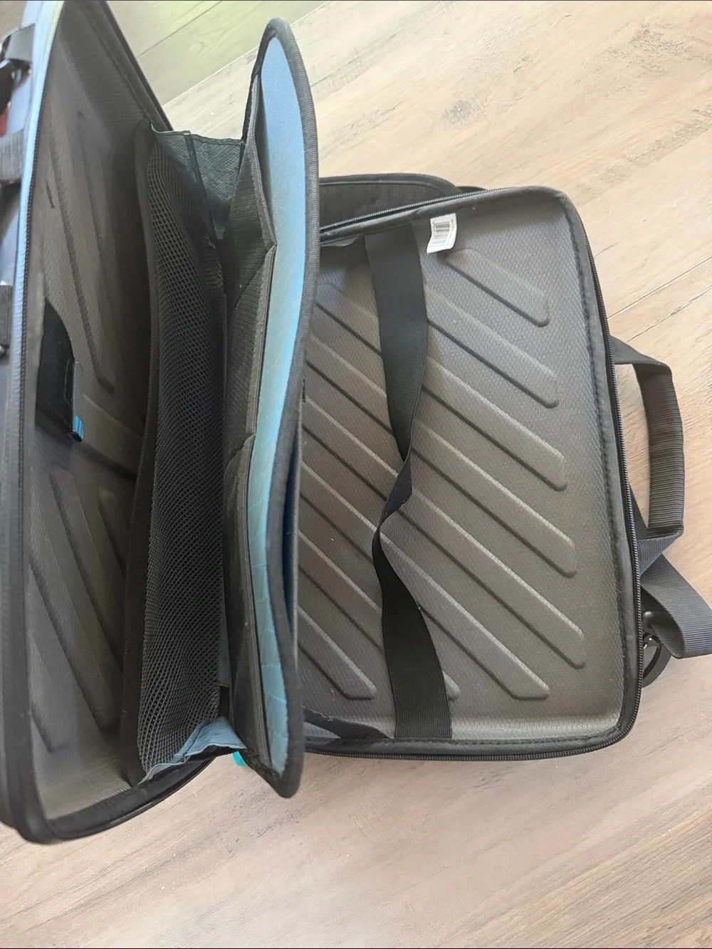 Thule Black Hard-Shell Laptop Messenger Case Shoulder Strap travel school work